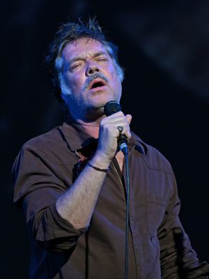 UKP_0150 - Kevin Parry Rufus Wainwright singing on a dark stage