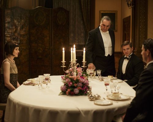 da6.54048 Downton Abbey | Christmas Final Episode 2015 We return to the sumptuous setting of Downton Abbey for the finale of this internationally acclaimed hit drama series. As our time with the Crawleys draws to a close, we see what becomes of them all. The family and the servants, who work for them, remain inseparably interlinked as they face new challenges and begin forging different paths in a rapidly changing world. Photographer: Nick Briggs MICHELLE DOCKERY as Lady Mary Crawley, JIM CARTER as Carson, ALLEN LEECH as Tom Branson and MATTHEW GOODE as Henry Talbot